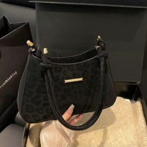 Single shoulder handbag