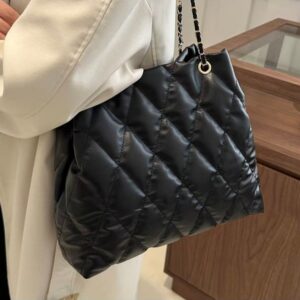 Diamond-patterned tote bag