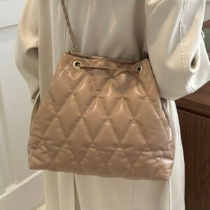 Diamond-patterned tote bag