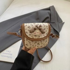 Delicate and small zippered wallet