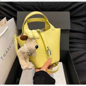 Hand-held water bucket bag